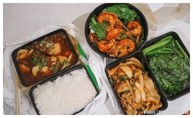 开云街头小摊常往碗里套塑料袋高温热汤直接接触袋子不会有毒吗？(图6)
