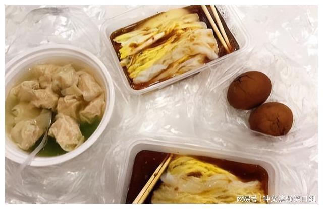 开云街头小摊常往碗里套塑料袋高温热汤直接接触袋子不会有毒吗？