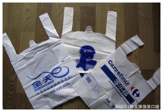 开云街头小摊常往碗里套塑料袋高温热汤直接接触袋子不会有毒吗？(图2)