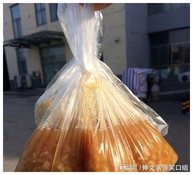 开云街头小摊常往碗里套塑料袋高温热汤直接接触袋子不会有毒吗？(图3)