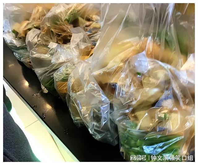 开云街头小摊常往碗里套塑料袋高温热汤直接接触袋子不会有毒吗？(图4)
