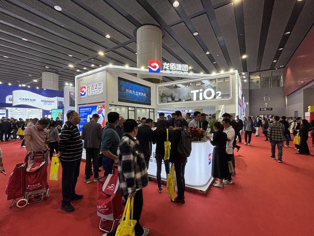 开云第二十九届中国国际涂料展上龙佰高性能钛白粉赢客户青睐(图3)