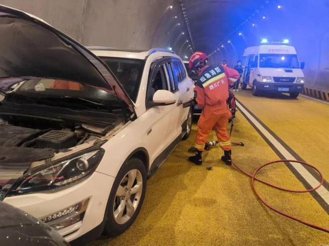 开云(中国)Kaiyun官方网站苍溪县开展苍巴高速冬季恶劣天气道路综合应急演练(图4)