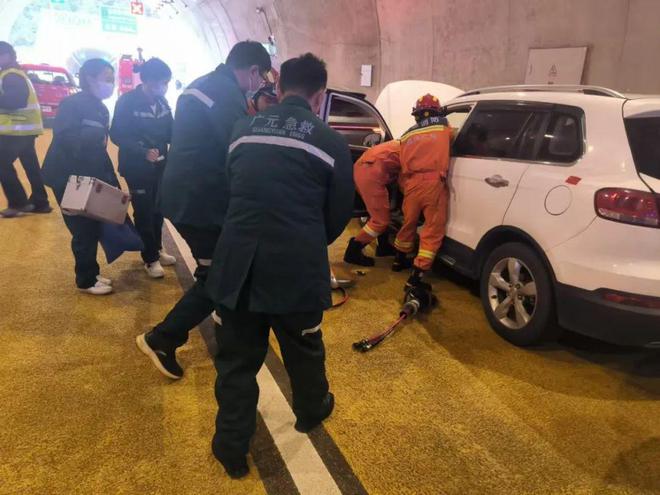开云(中国)Kaiyun官方网站苍溪县开展苍巴高速冬季恶劣天气道路综合应急演练(图5)