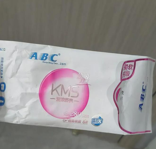 开云卫生巾品牌集体“塌房”：偷工减料、原料有烟头蟑螂官媒发声(图8)