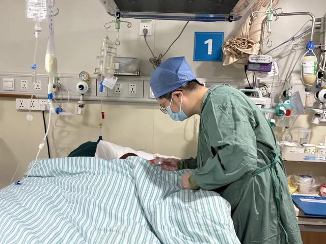 开云(中国)Kaiyun官方网站厨房爆炸瞬间！丈夫烧伤92%仍起身救妻儿子哭诉：(图6)