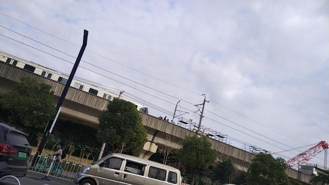kaiyun登录入口登录多图直击上海地铁遭塔吊侵入抢修现场：受损列车尚未驶离
