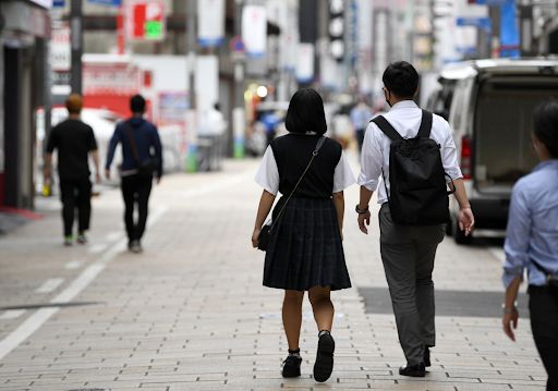 开云日本女大学生兼职风俗妹泡泡浴房内「网络上课」直言：超级赚钱(图2)