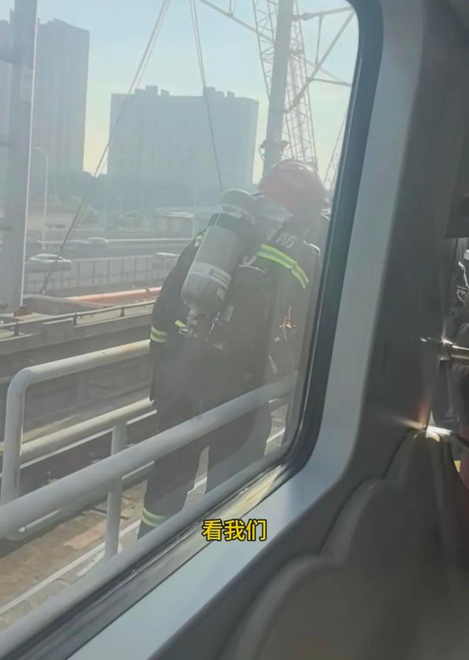 开云上海地铁被吊塔砸中后续知情人透露：曾多次有提醒吊塔开得太低(图3)
